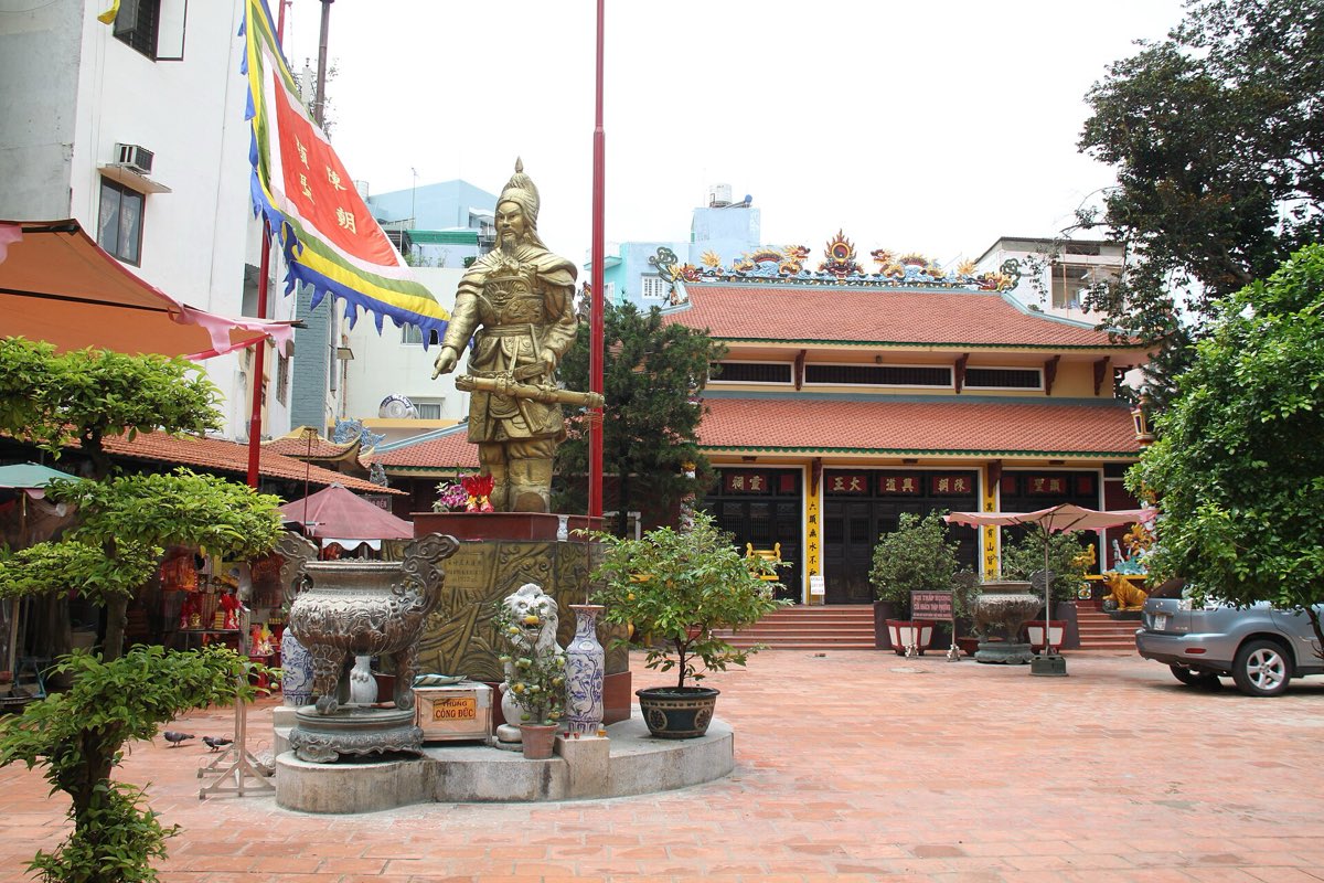 Tượng Trần Hưng Đạo